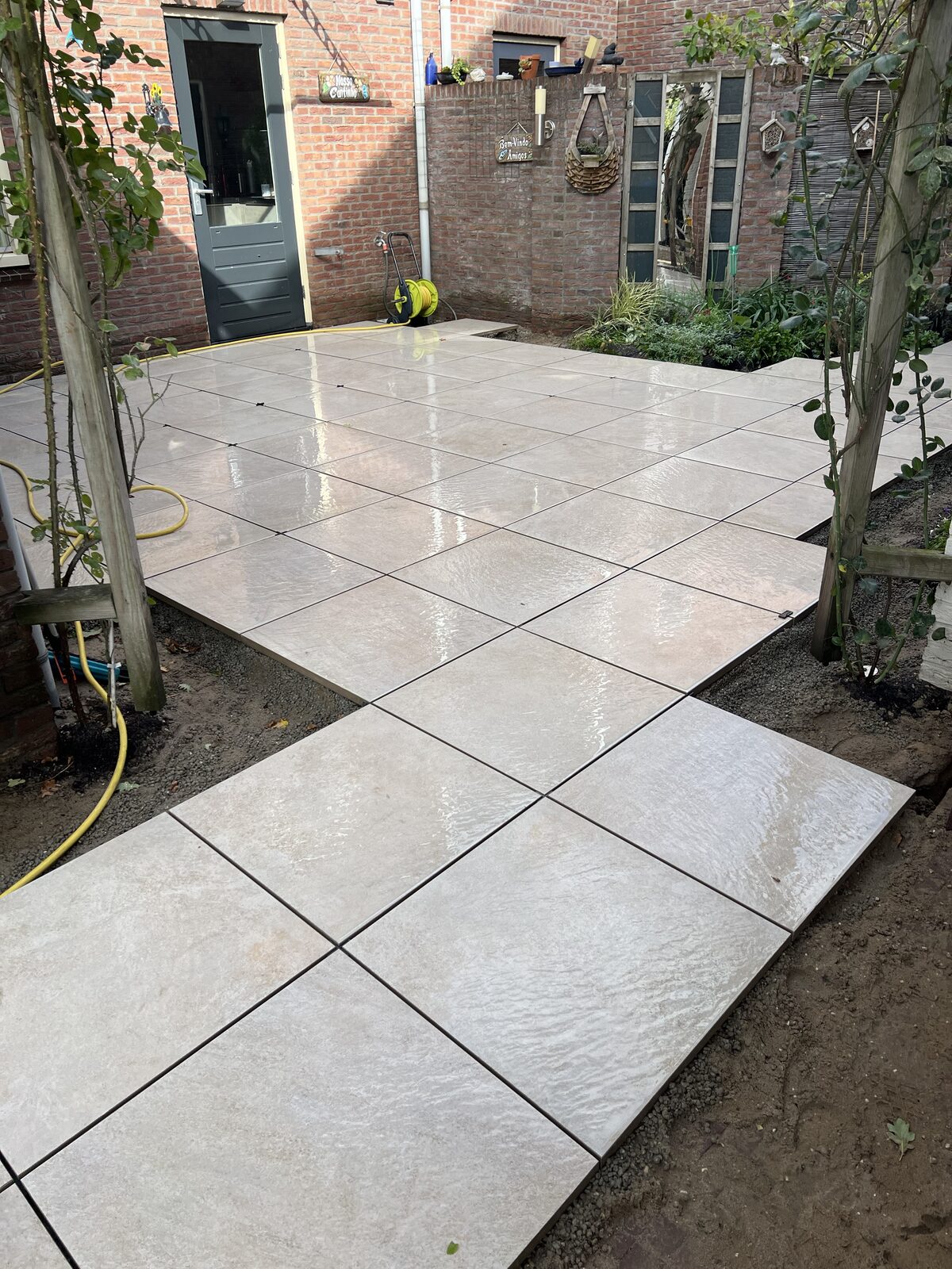 Keramisch terras in groot formaat, diagonaal gelegd