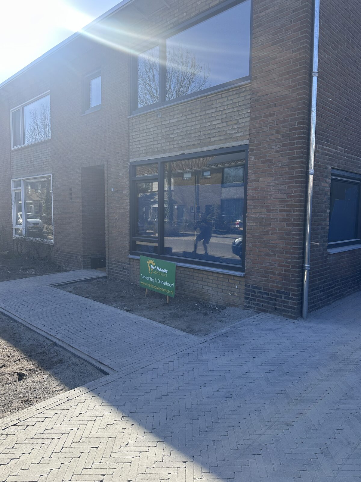 Bestrating rond een nieuwbouwwoning, klaar voor de voortuin
